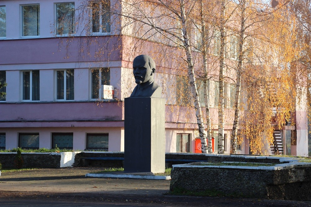 Памятник Ленину в Малече