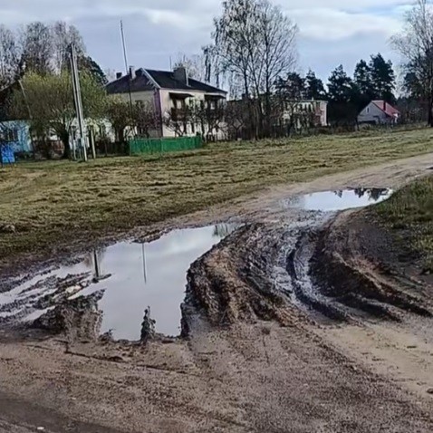 Вот такая лужа была в начале деревни