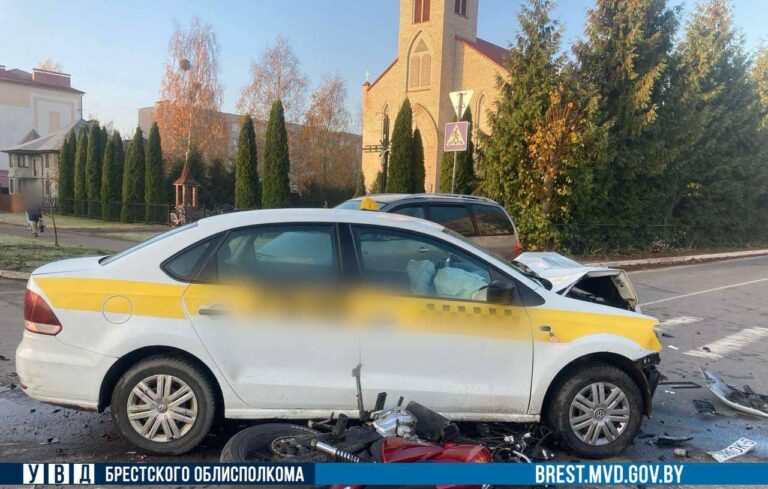 В Ганцевичах в такси на скорости врезался мотоциклист с пассажиркой авария машина столкнулась с мотоциклом, пострадал подросток