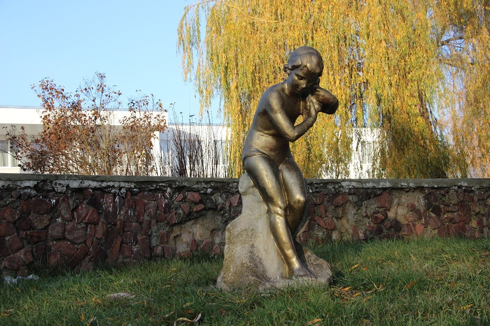 Скульптура рядом с Домом культуры