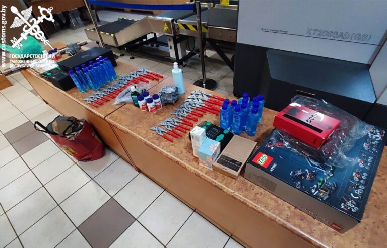Через таможню товаров везли на мини-магазин товары которые превысили лимит ввоза.