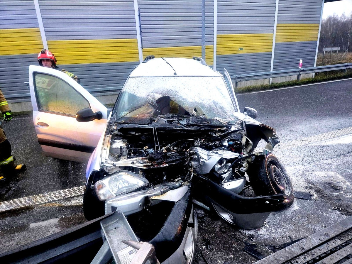 Машина врезалась в отбойник