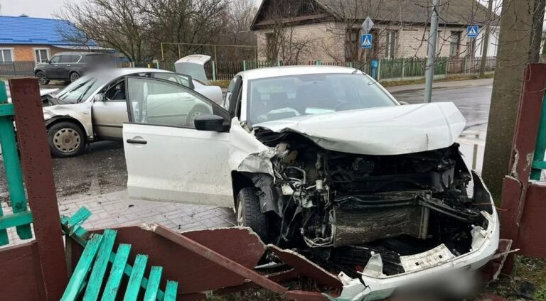 В Дрогичине столкнулись две машины и поломали забор ДТП в Дрогичине