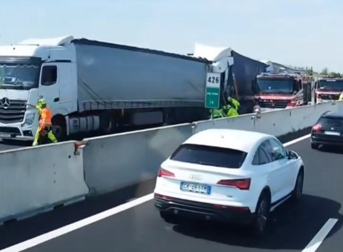 Фуры столкнулись в Италии на автобане