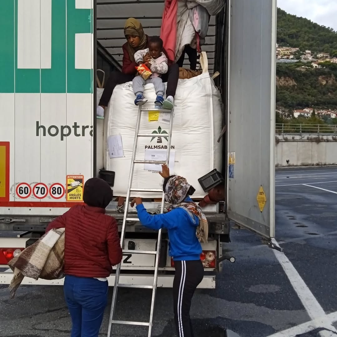 Мигранты залезли в прицеп, но заметил