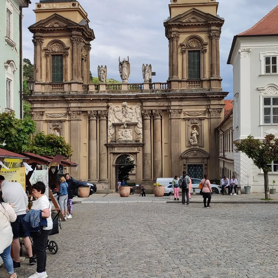 Прогулка выходного дня удалась: пришел пешком из Австрии в Чехию, повезло с локацией паркинга на границе двух стран. В шаговой доступности старинный чешский городок Микулов