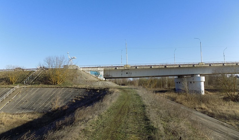 Под этим мостом в Бобруйске зарезали мужчину