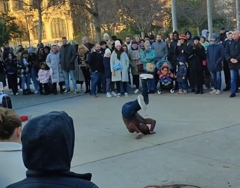Во время экскурсии в Париже посмотрел уличный брейк-данс