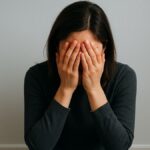 Девушка плачет