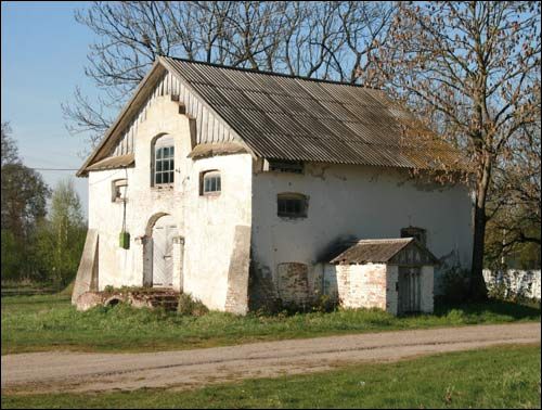 Остатки монастыря в Именине использует местный колхоз