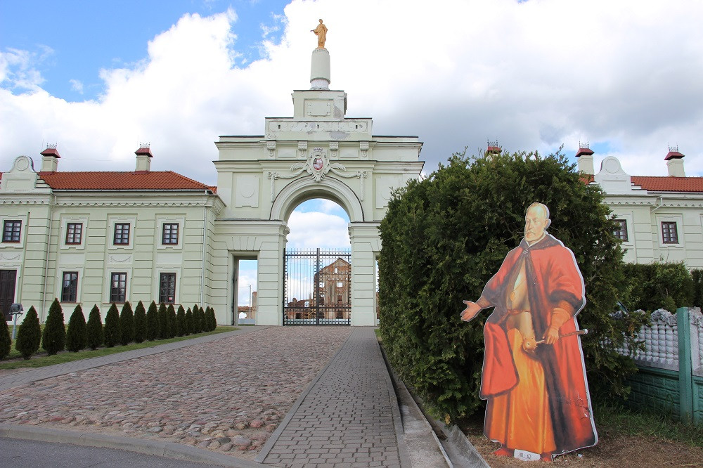 Выява Льва Сапегі каля палаца