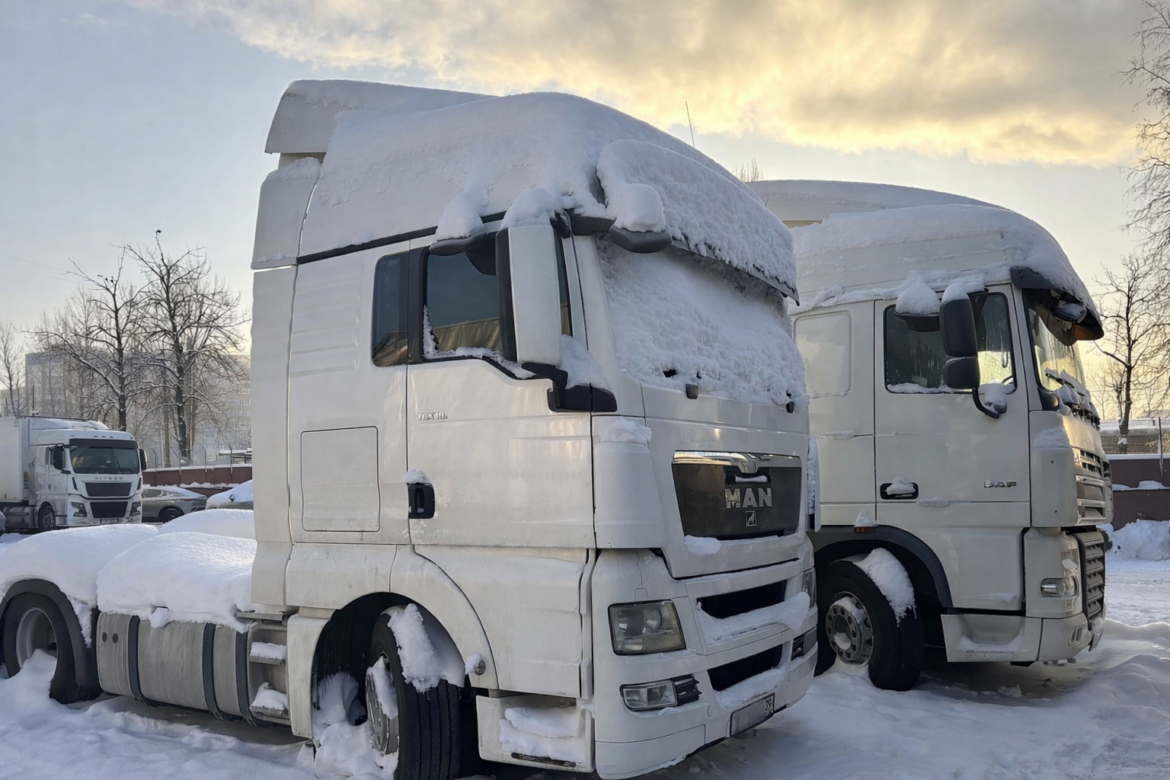 Незаконный ввоз тягачей в Беларусь – задержанные грузовики, ввезённые под видом транзита, стоят на стоянке.