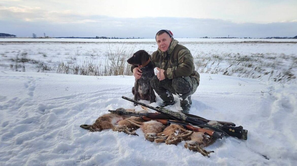 Охота в Беларуси сейчас – охотник с собакой и добычей после законной охоты в зимний период