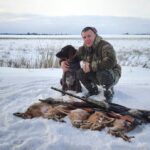 Охота в Беларуси сейчас – охотник с собакой и добычей после законной охоты в зимний период