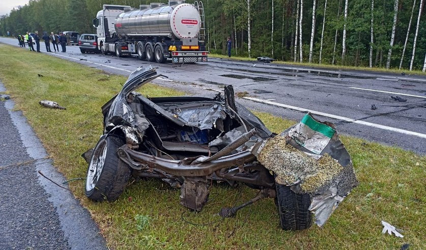 BMW разорвало на две части