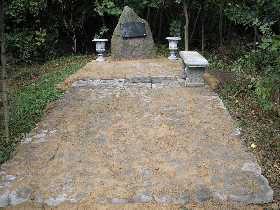 Помнік у маёнтку Божы Дар