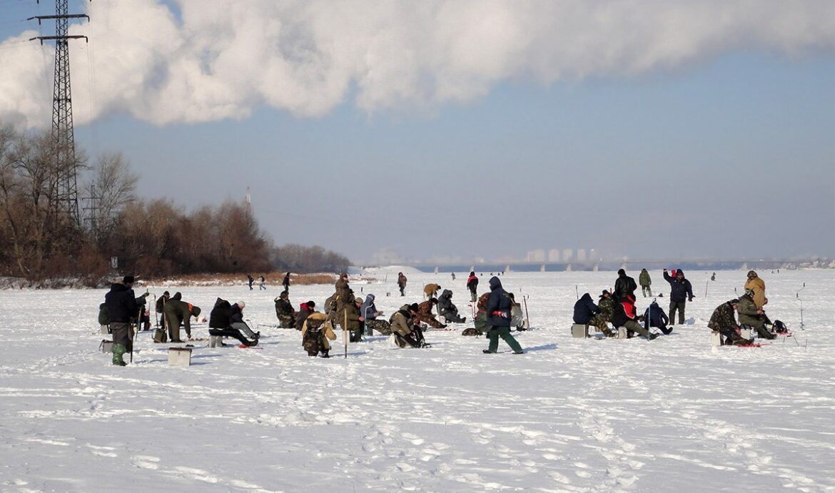 Зимняя рыбалка на водоеме – рыболовы на льду в Беларуси