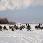 Зимняя рыбалка на водоеме – рыболовы на льду в Беларуси