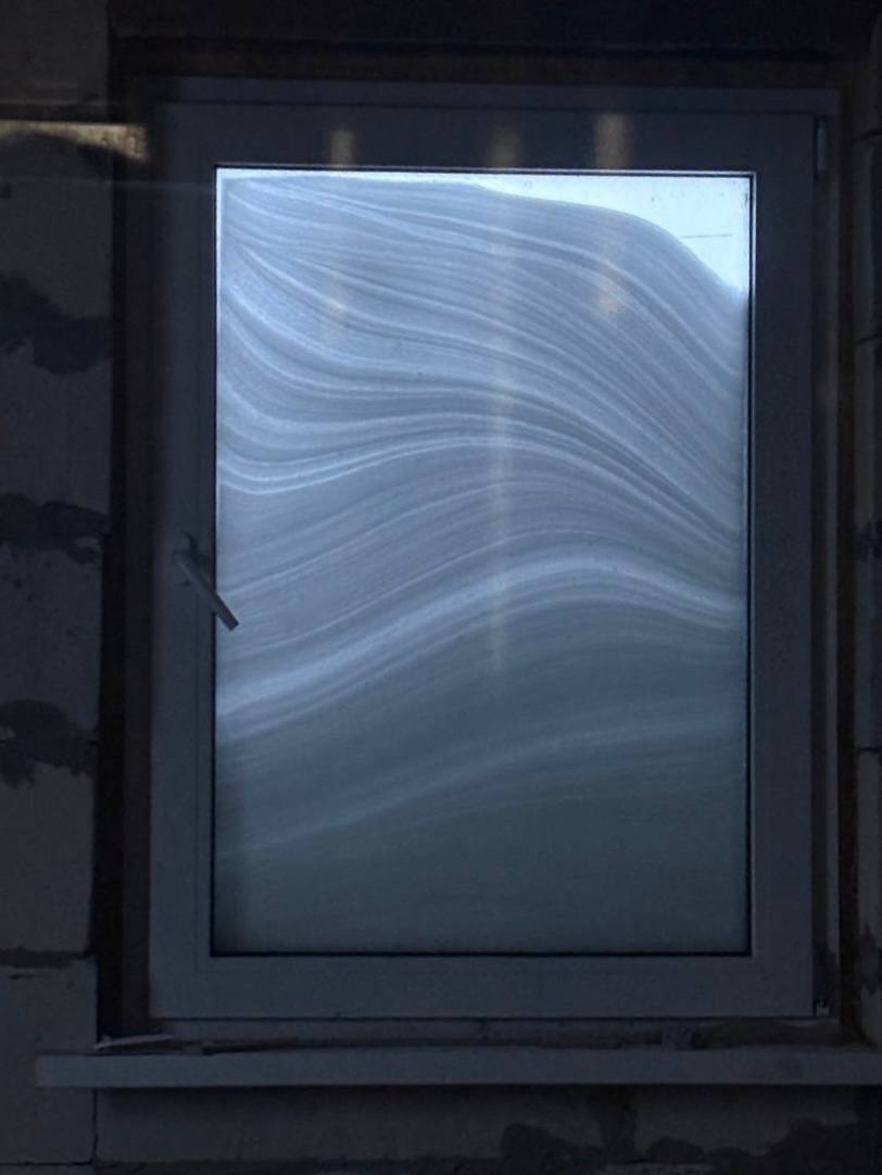 Местами есть сугробы по окна