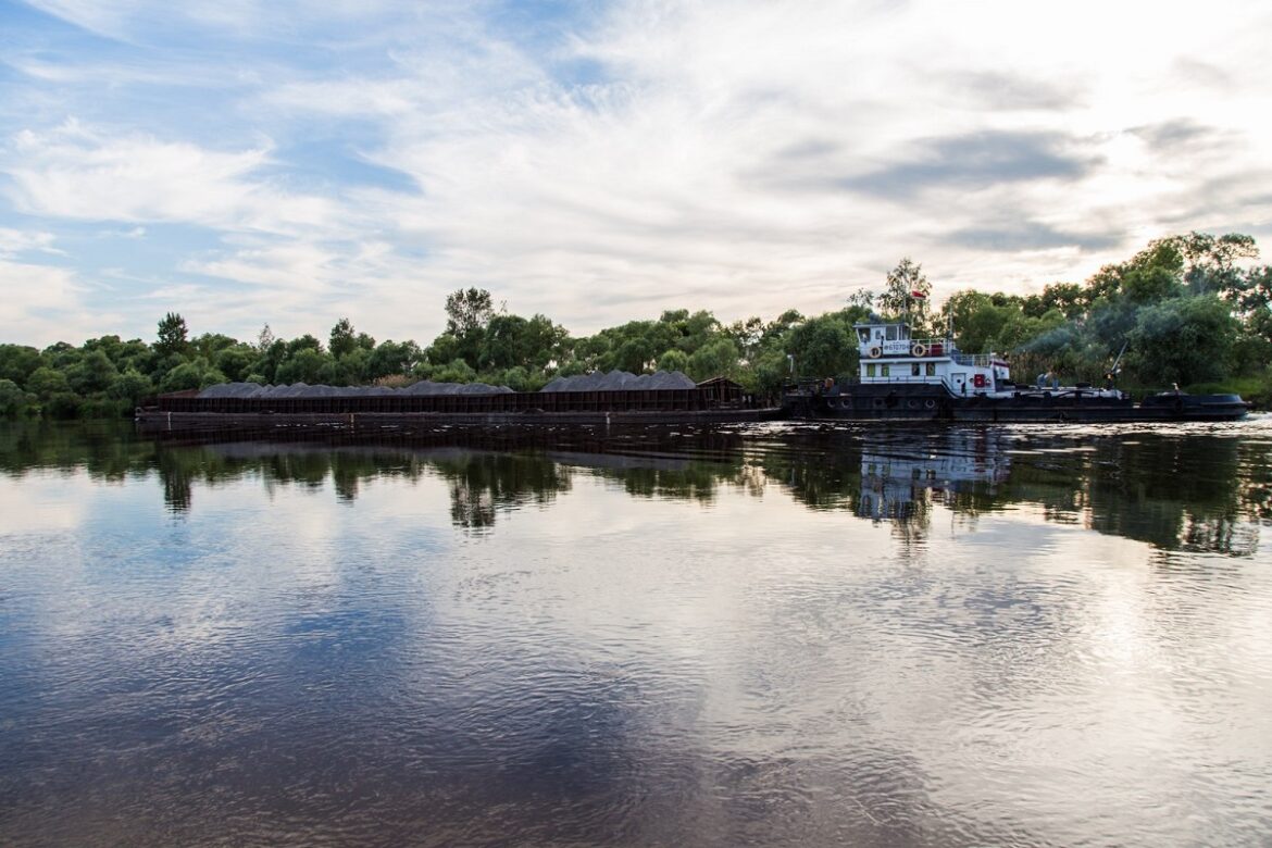 Речное пароходство банкротство – грузовой теплоход предприятия на реке во время работы
