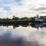 Речное пароходство банкротство – грузовой теплоход предприятия на реке во время работы