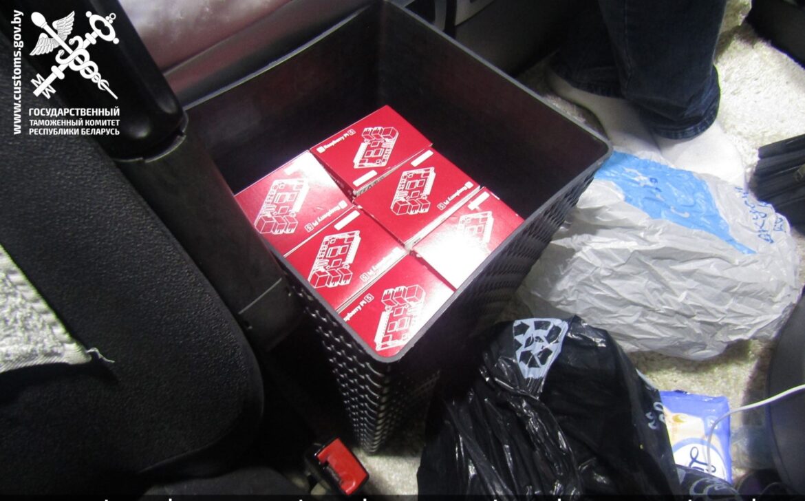 Микрокомпьютеры в коробках, обнаруженные в мусорном ведре в кабине грузовика