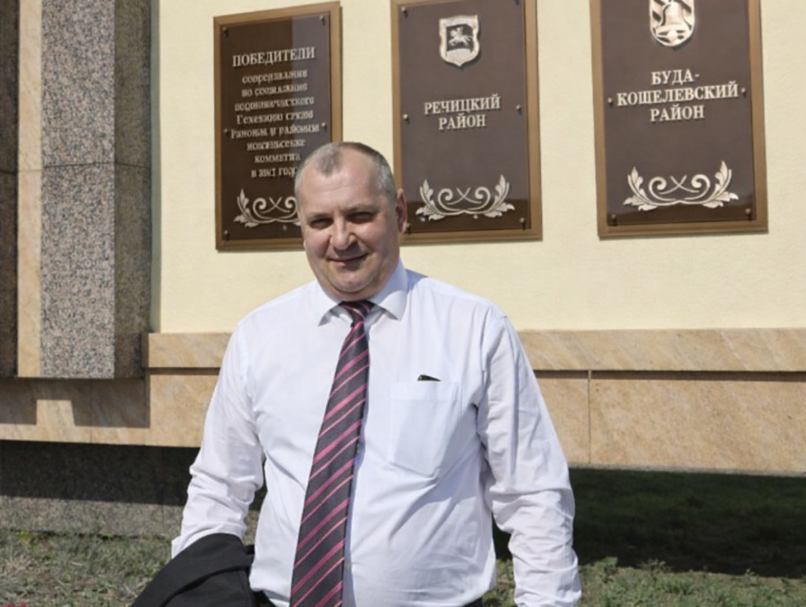 Бывший председатель райисполкома Виталий Панченко у здания райисполкома