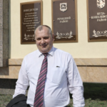 Бывший председатель райисполкома Виталий Панченко у здания райисполкома