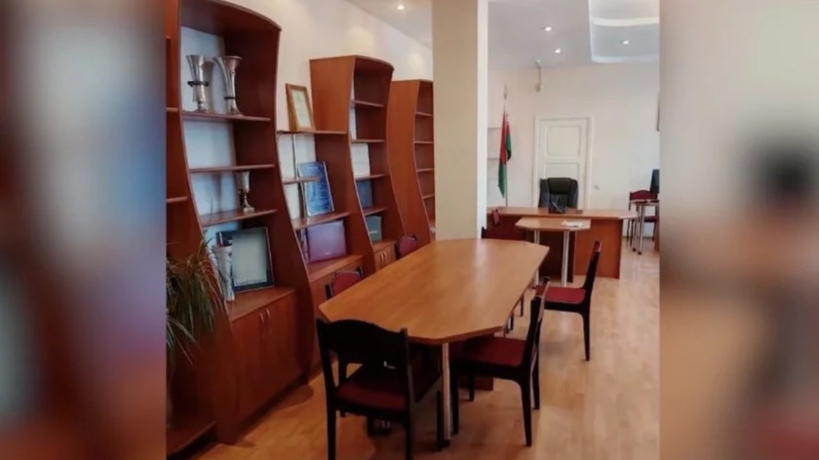 хищение на госпредприятии – кабинет руководителя с рабочим столом и государственным флагом