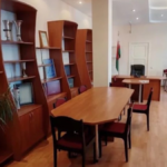 хищение на госпредприятии – кабинет руководителя с рабочим столом и государственным флагом