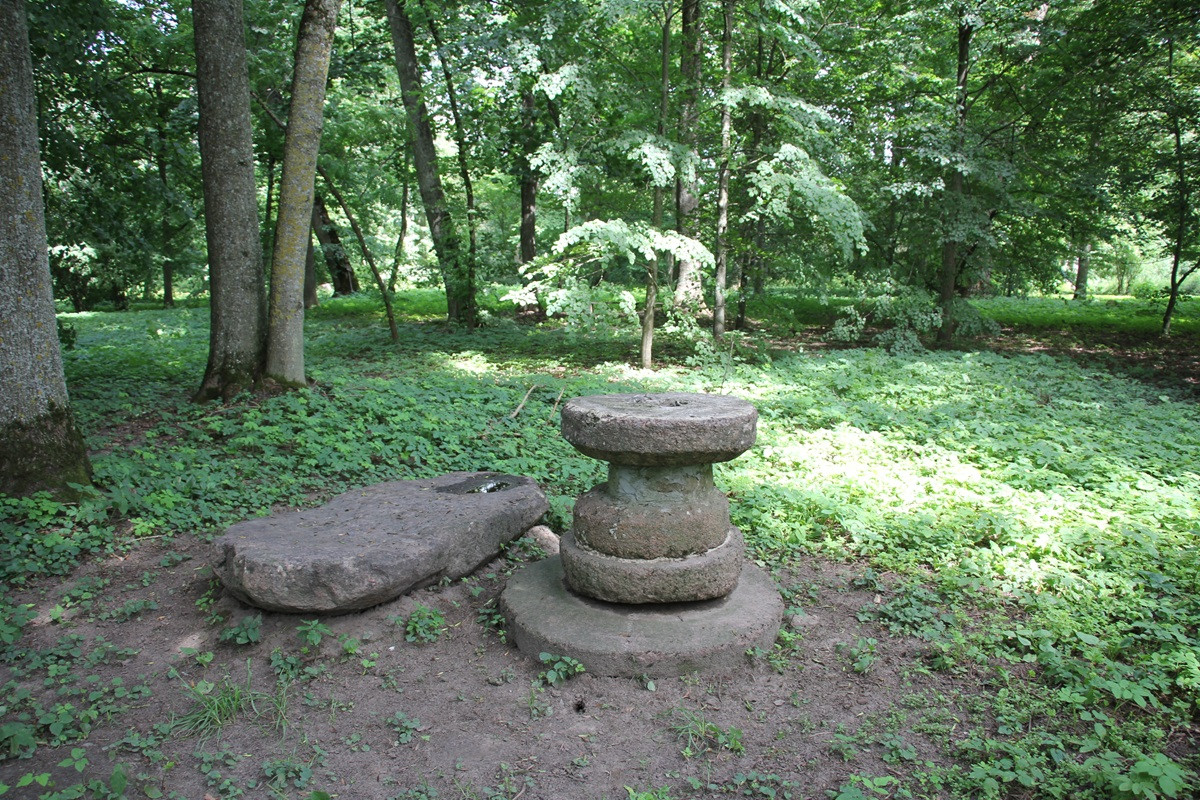 Каменны стол каля сядзібы Нача