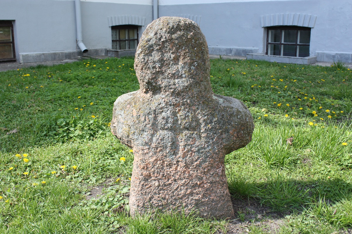 Каменный идол