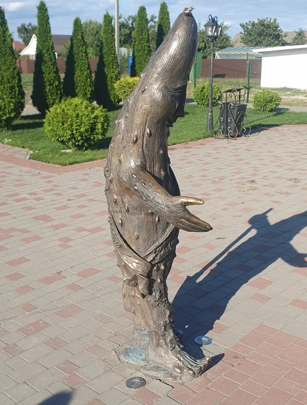 Памятник огурцу