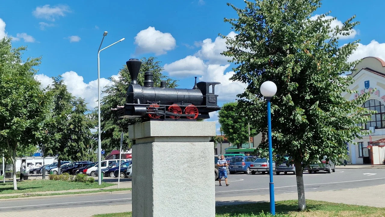 Памятник в Лунинце