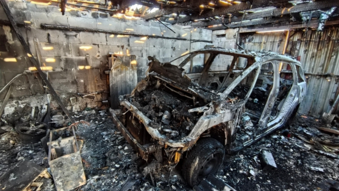 Пожар в гараже – сгоревший автомобиль после сварочных работ