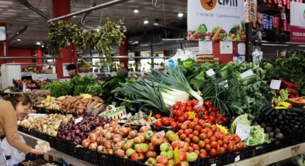 экскурсия по рынку Лиссабона прилавок с овощами и продуктами