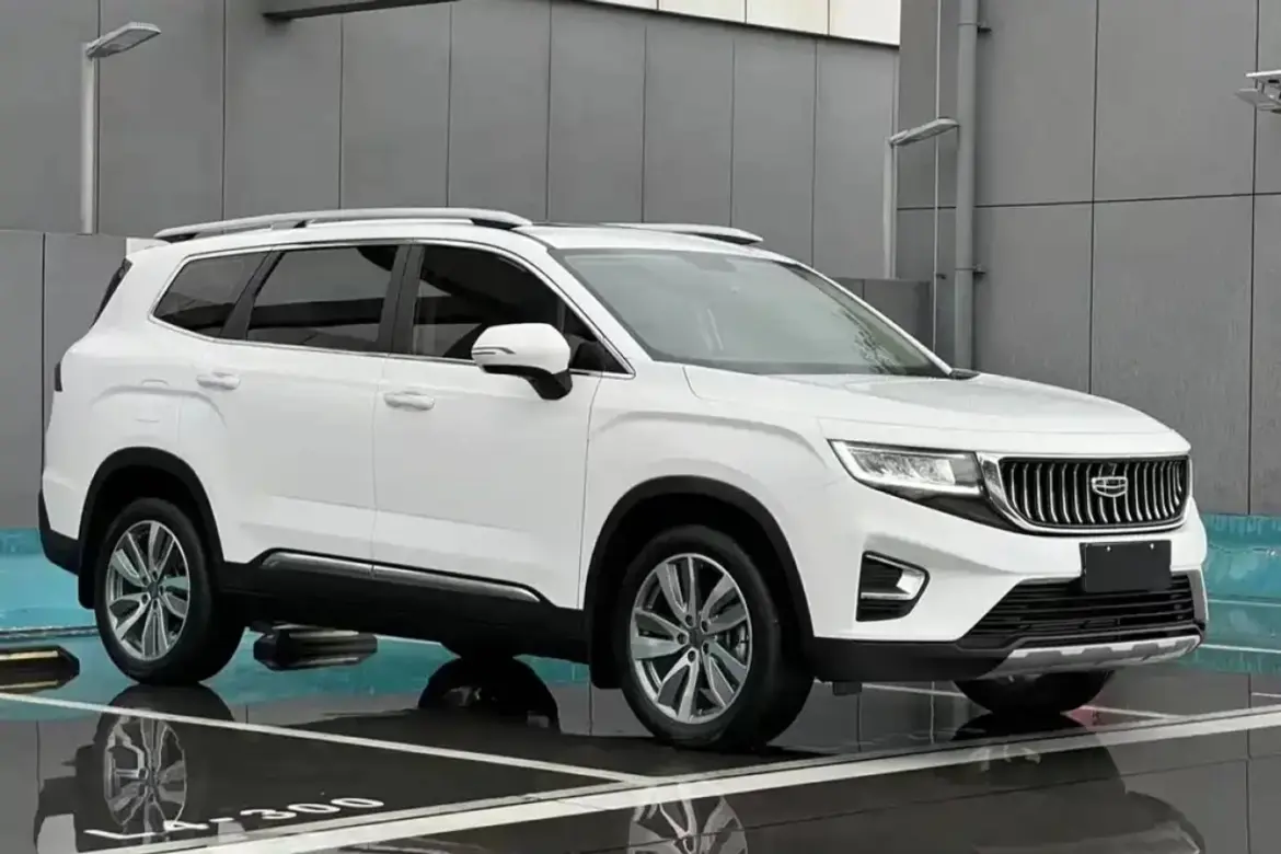 серые авто в Беларуси – китайский кроссовер Geely внешний вид