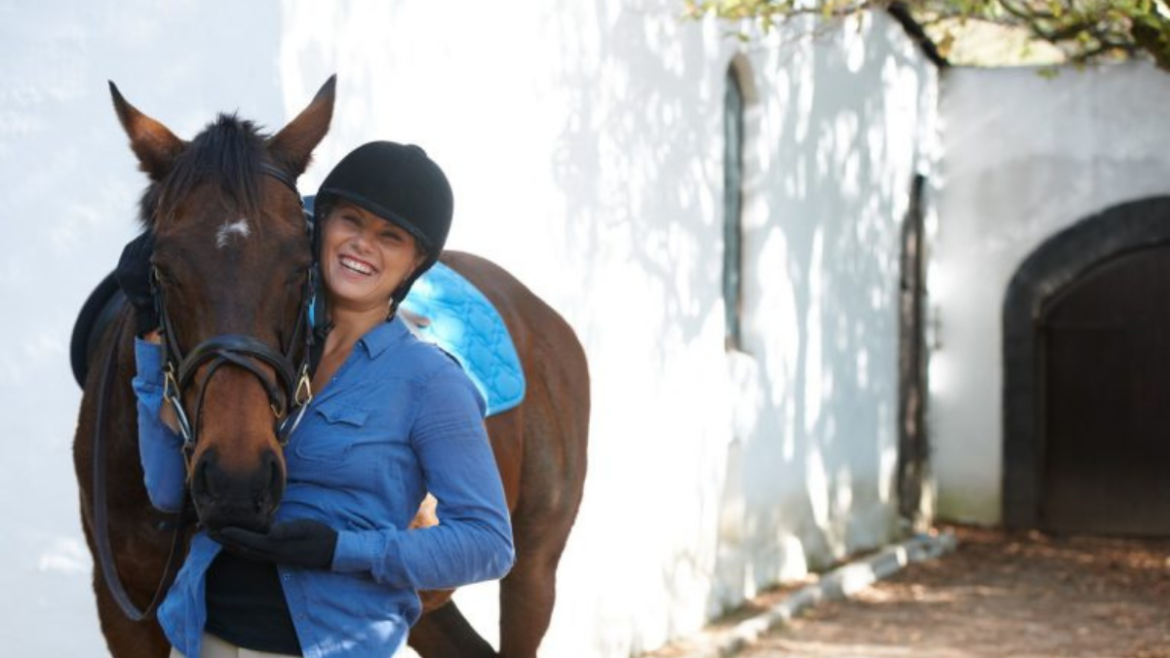 верховая езда под Лиссабоном девушка с лошадью перед прогулкой