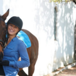 верховая езда под Лиссабоном девушка с лошадью перед прогулкой