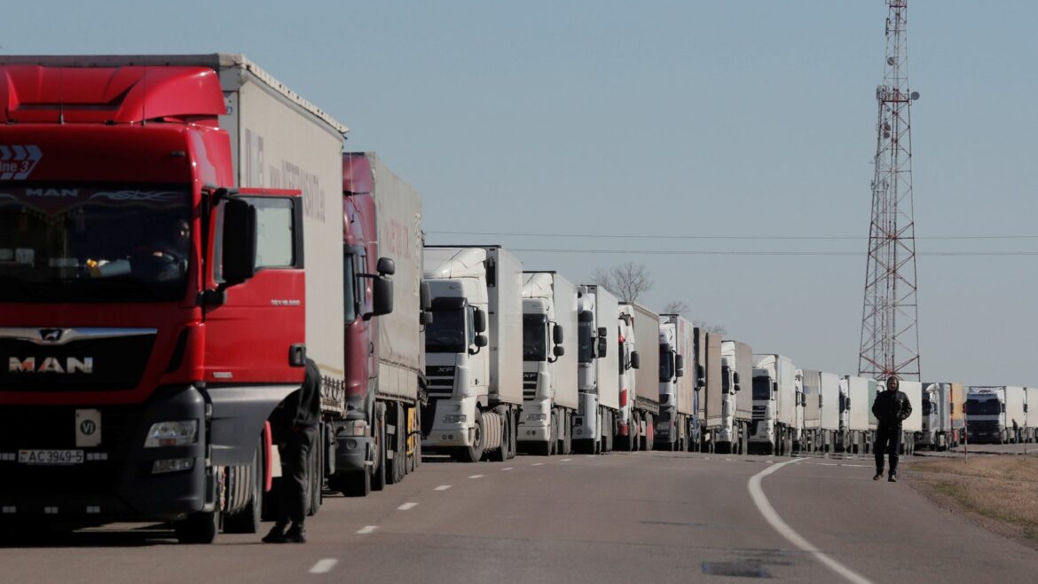 Фуры в Беларуси стоят в очереди на границе