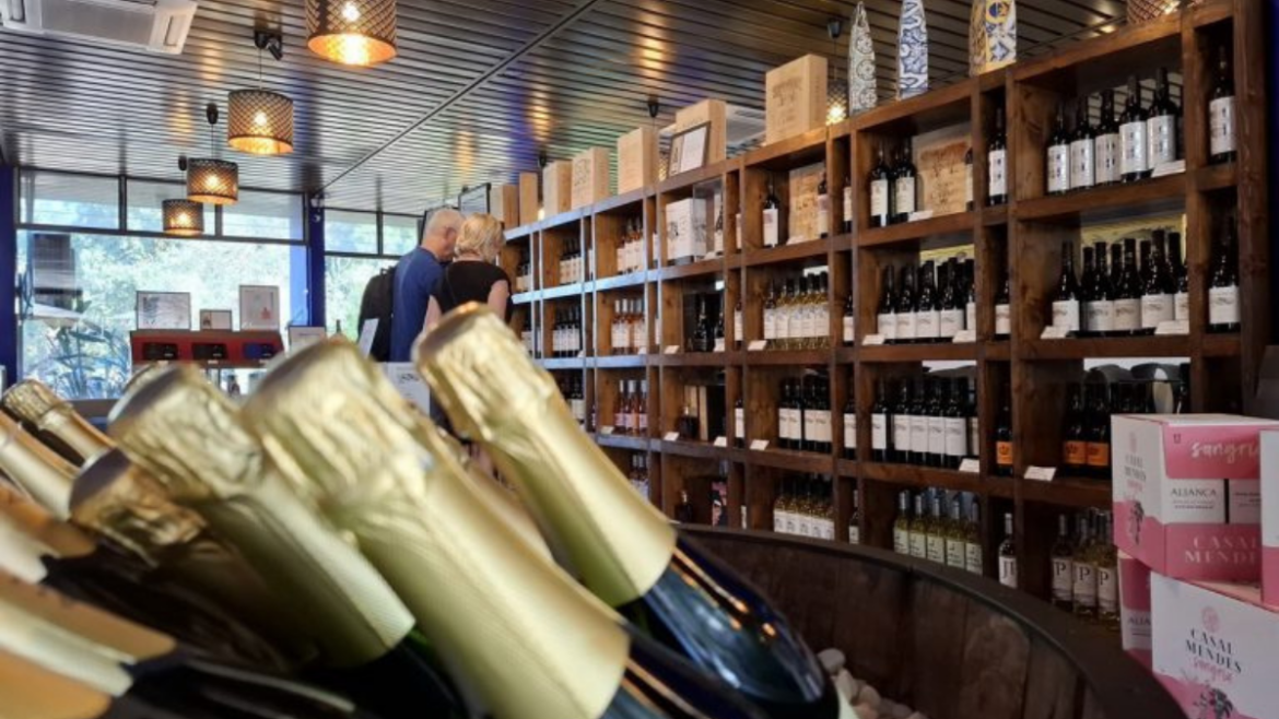 Дегустация вина в Лиссабоне в винном зале с бутылками и гостями