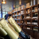 Дегустация вина в Лиссабоне в винном зале с бутылками и гостями