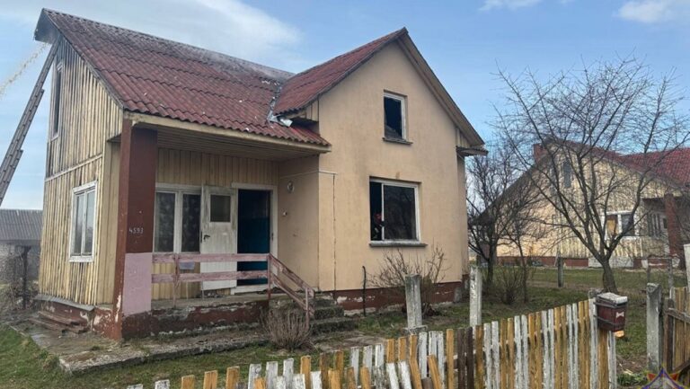 Женщина вытащила соседа из горящего дома в Пинском районе Горел дом Охово