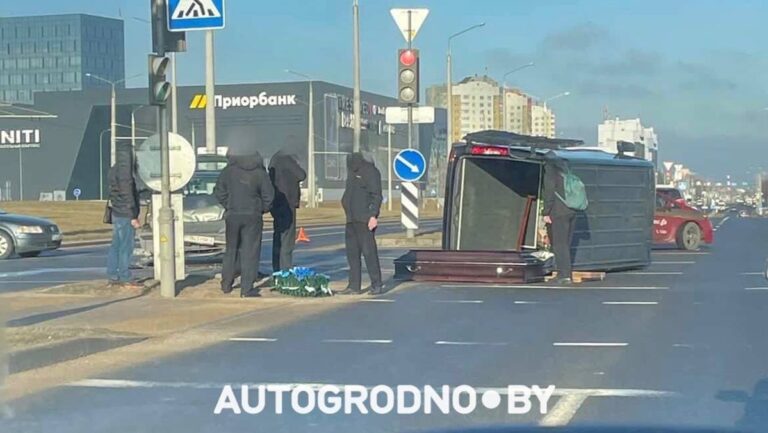 В Гродно перевернулся катафалк, а гроб выпал на дорогу ДТП в Гродно