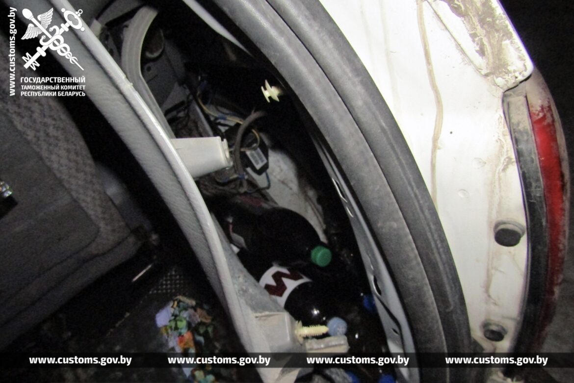 Таможня на границе обнаружила спрятанные бутылки вина в обшивке багажника автомобиля