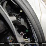 Таможня на границе обнаружила спрятанные бутылки вина в обшивке багажника автомобиля