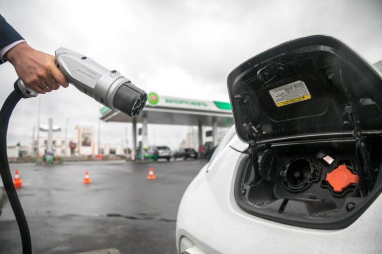 «Белоруснефть» повышает цены на зарядки электромобилей Зарядка электромобиля
