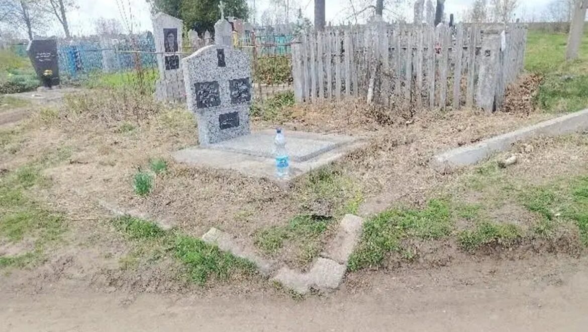 Машины ездят по могиле