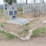 Машины ездят по могиле