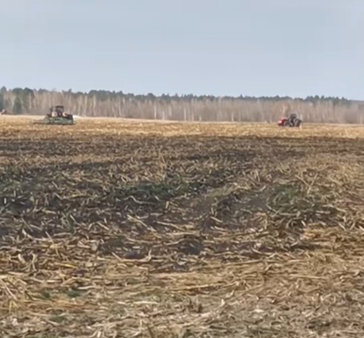Трактора дискуют поле
